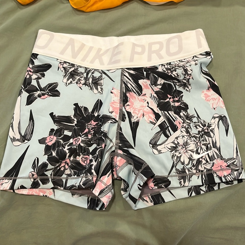 Nike Pro 3” shorts NEVER WORN